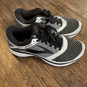 Brooks Revel size 7